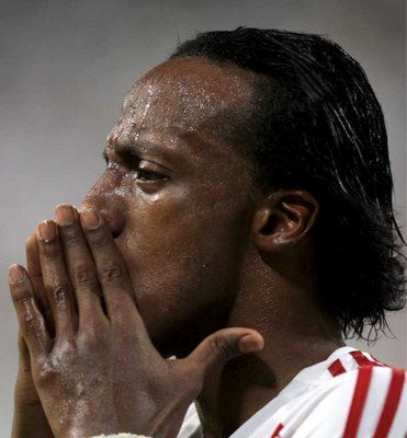 النجم الإماراتي فيصل خليل متحسراً على ضياع الفوز من منتخب بلاده