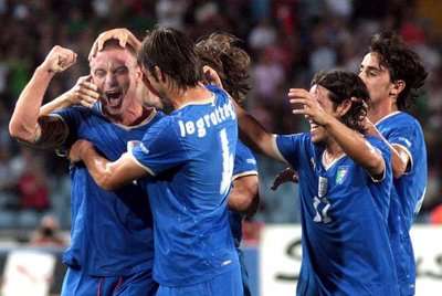 دي روسي فرحاً بين زملاءه أمام جورجيا