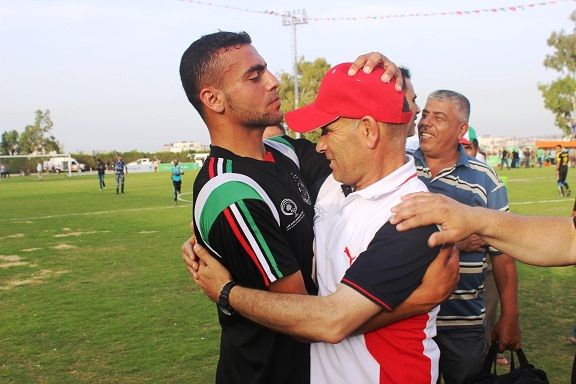 نعيم السويركي يتبادل التهاني مع خيري مهدي مدافع الفريق