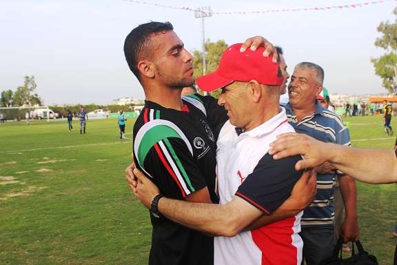 نعيم السويركي يتبادل التهاني مع خيري مهدي مدافع الفريق