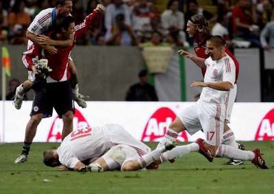 لاعبو المنتخب الدنماركـي يحتلفـون بالهدف الثالث الذي ضمن لهم نقاط المباراة