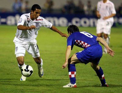 والكـوت نجم مباراة كرواتيـا وإنجلتـرا يحاول المرور من لاعب الوسط برانيتـش