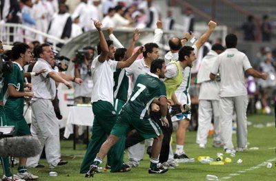 الجوهر وجهازه التدريبي وسط أفراح عارمة بالهدف الثاني السعودي