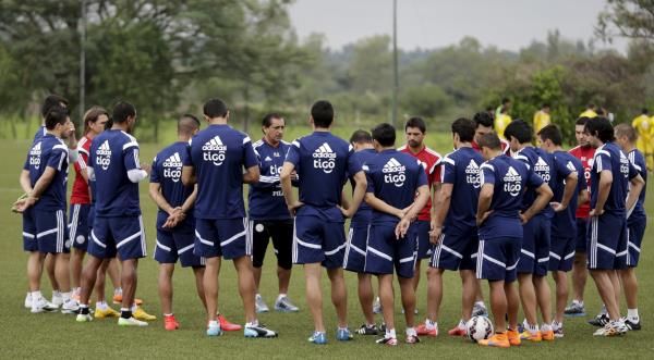2015-05-26t165030z_1514031517_gf10000108089_rtrmadp_3_copaamerica-paraguay-training_reuters