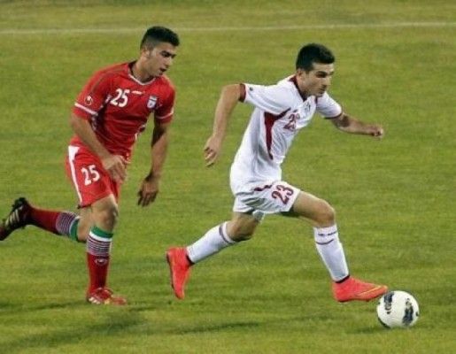 احسان حداد (يمين) يقترب من التوقيع للجزيرة