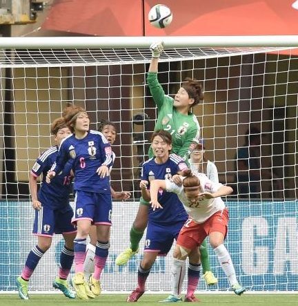 ياماني تبعد إحدى الكرات السويسرية الخطرة من المرمى