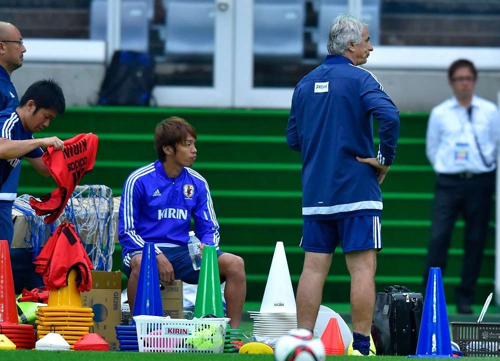 المدرب خليلودزيتش مع اللاعب كيوتاكي الذي لم يشارك في تدريب اليوم