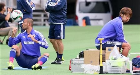 كينجو كاواماتا (يسار) وهيروشي كيوتاكي لم يشاركا في تدريب اليوم