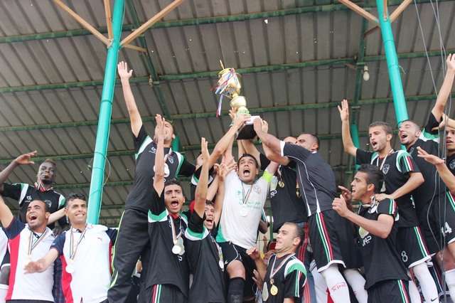 لاعبو الشجاعية يرفعون كأس البطولة