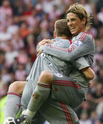 توريـس يتلقى تهنئة جيرارد بعد إحرازه هدف الفوز ضد سندرلاند