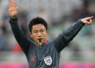 حكم الساحة الياباني هيرويوشي تاكاياما