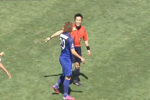 صورة تلفزيونية لحديث الحكم الذي استفز اللاعب