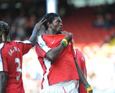 أديبايـور يعبـر عن فرحتـه بعد تسجيله أحد أهدافه في مرمى بلاكبيرن