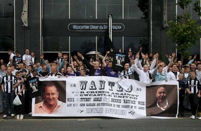 جماهير نيوكاسل تعبر عن سخطها من مالك النادي مايك اشلي