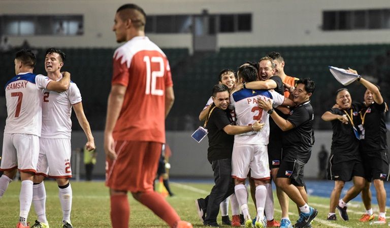 فرحة لاعبي الفلبين بعد الانتصار على البحرين