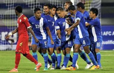 المهاجم الهندي سونيل تشيتري (رقم 11) بعد هزه شباك عمان