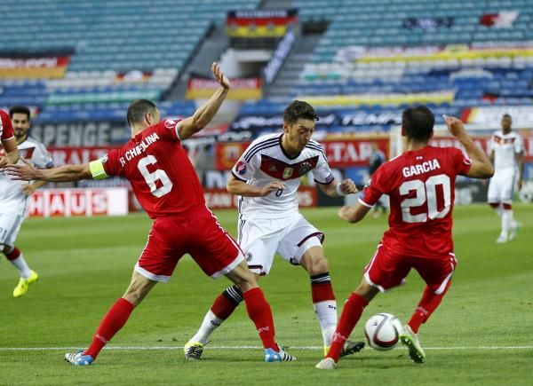 2015-06-13t200144z_2032158136_gf10000126616_rtrmadp_3_soccer-euro_reuters
