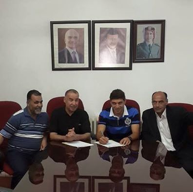 أبو زريق خلال توقيعه العقد