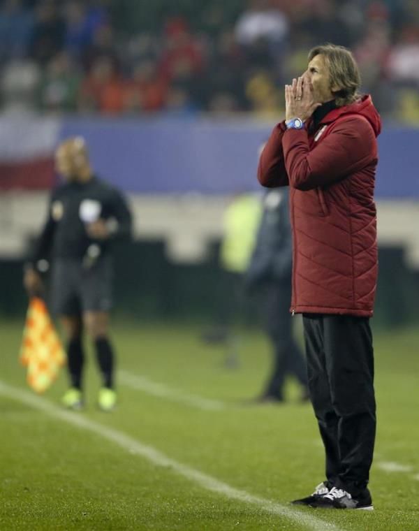 الأرجنتيني ريكاردو جاريكا المدير الفني لمنتخب البيرو لكرة القدم