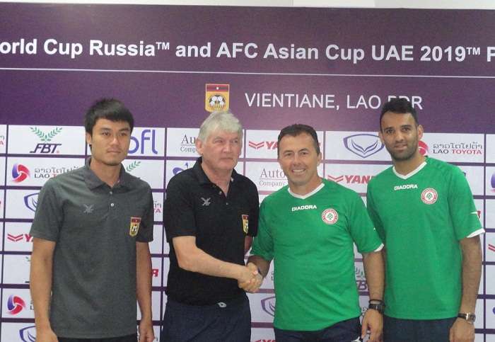 مصافحة بين رادولوفيتش ومدرب لاوس قبل المواجهة الثلاثاء