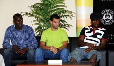 المحترفين الثلاثة من اليمين الأنغولي موريتو و تيتينهو البرازيلي و النيجيري إيمانويل