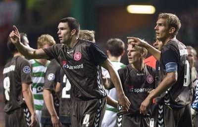 مايكل بيوشامب (يسار) يحتج على قرار طرده