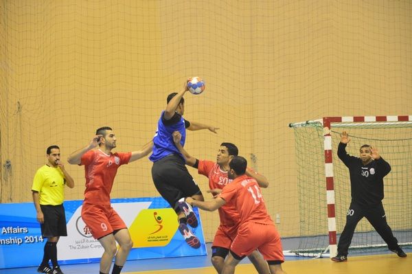 محاولة لاعب اهلي سداب بالتسديد في مرمى مسقط