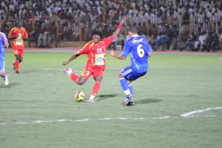 صراع قوي على الكرة بين الفريقين