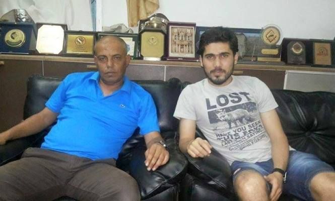 البصول بعد توقيعه العقد برفقة المدرب أسامة قاسم