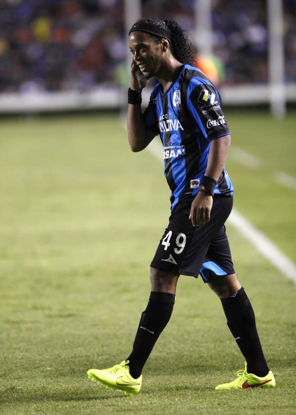 2014-09-18t040442z_129409682_gm1ea9i0xb001_rtrmadp_3_soccer-mexico-ronaldinho_reuters