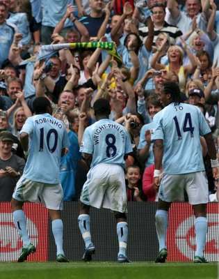 جو وروبينهـو وشون رايت-فيليبس يحتفلون بـالهدف الثالث لفريقهم