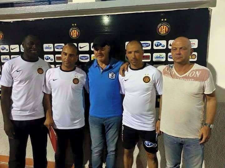 جوزيه انيجو (يمين) وبقية الجهاز الفني للترجي