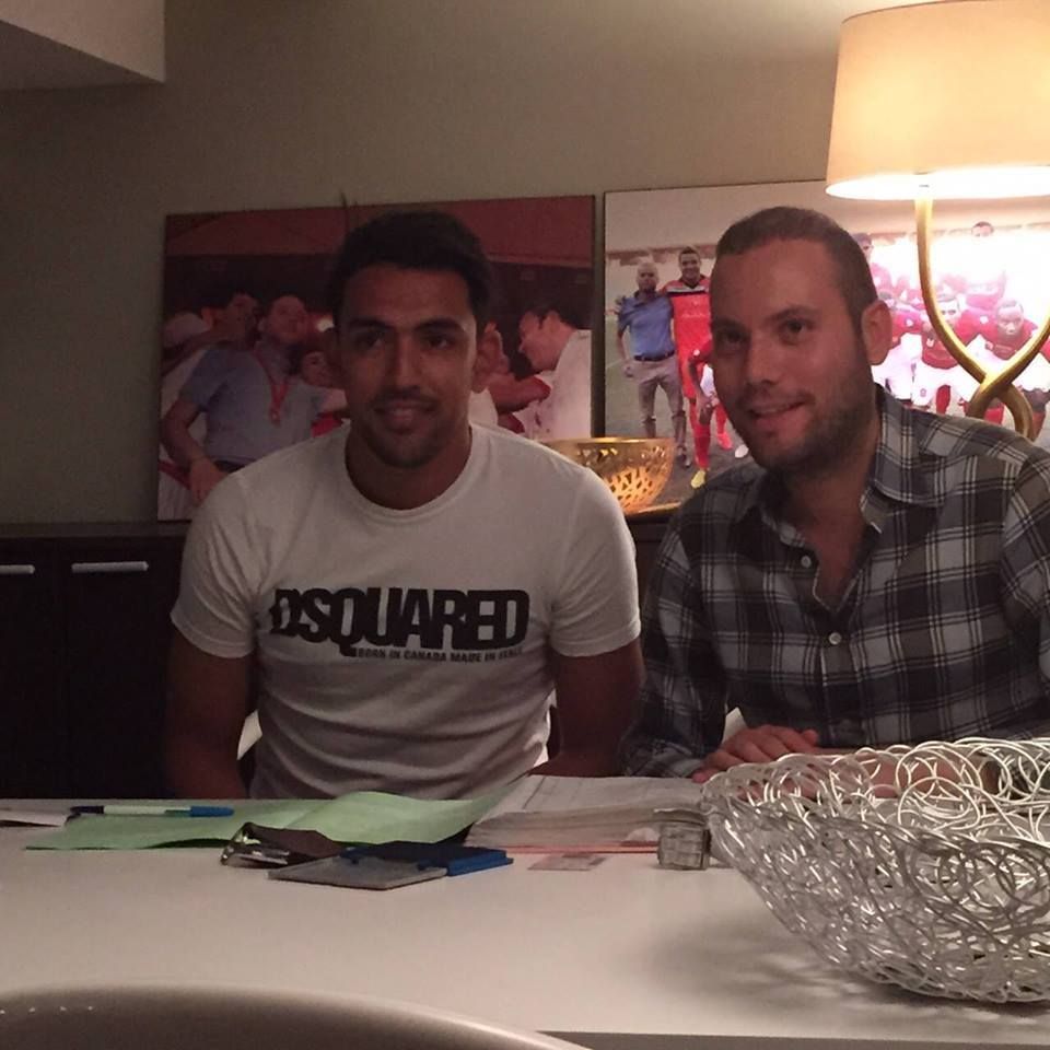 ايهاب المساكني عند امضاء العقد 