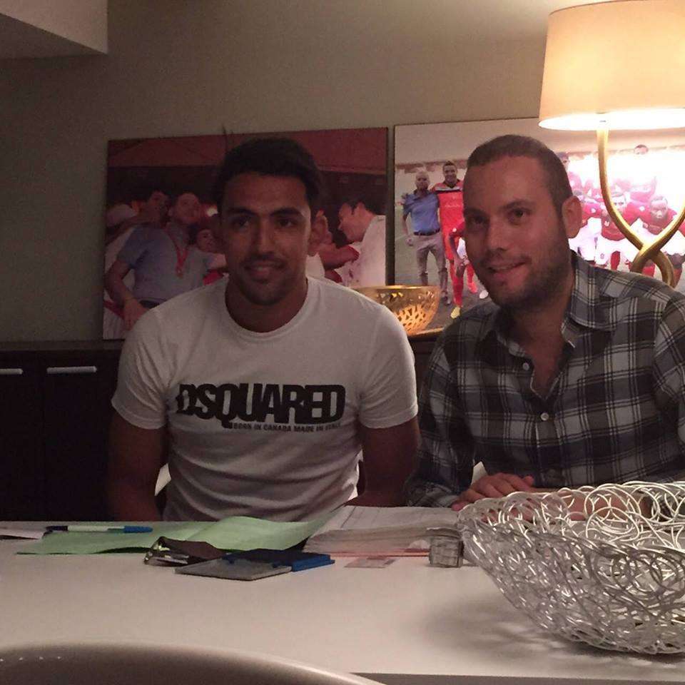 ايهاب المساكني عند امضاء العقد 