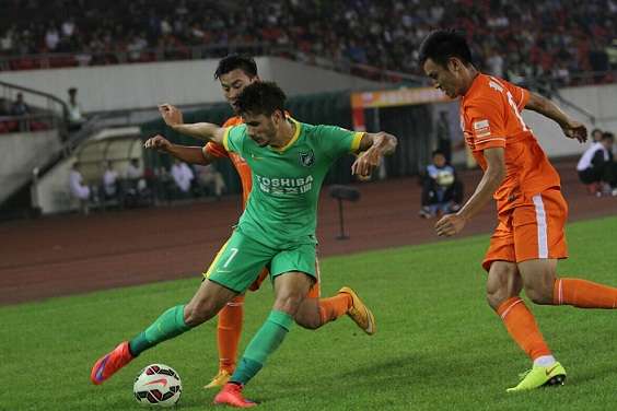 عماد اللواتي في احدى مباريات الدوري الصيني