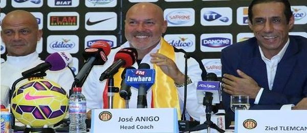 من المؤتمر الصحفي ويضهر انيجو وهو يتوسط زياد التلمساني ومساعده الاول الفرنسي رودريجاز