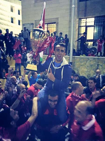 أحمد ماهر يحتفل بالكأس مع أهلي  الخليل
