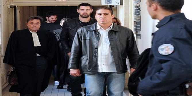 عصام تاج عند دخوله المحكمة