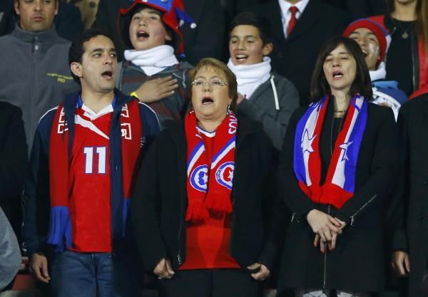 ميشيل باشليه (وسط)