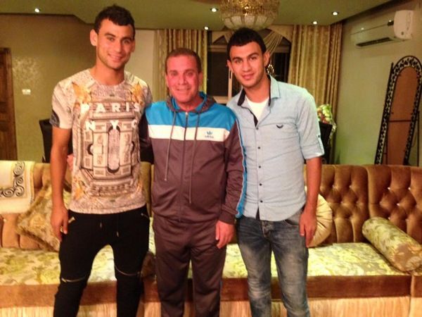 الشقيقان محمد وسامح  مراعبة مع رئيس النادي أثناء التوقيع   