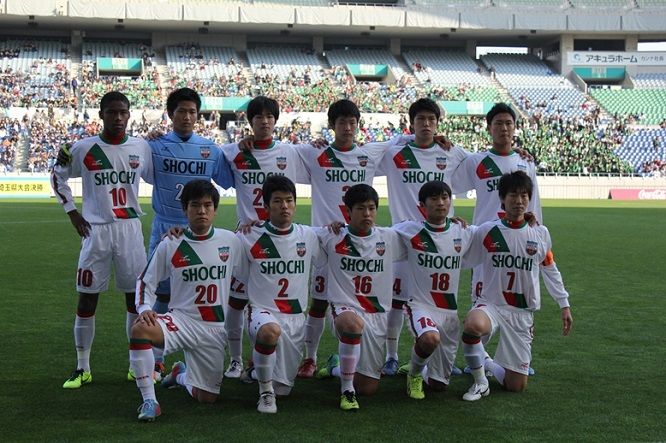 اونايو (أقصى اليسار) مع فريق مدرسة سوتشي فوكايا الثانوبة