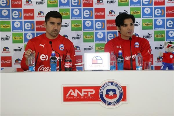 ديفيد بيتزارو (يسار)