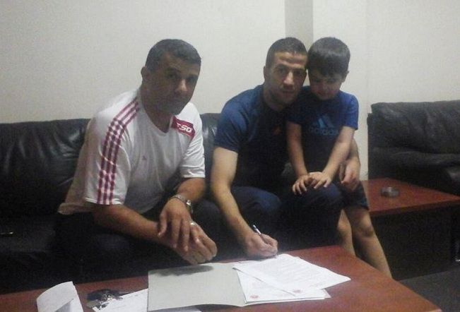 الباعور خلال توقيعه على العقد بحضور عدس