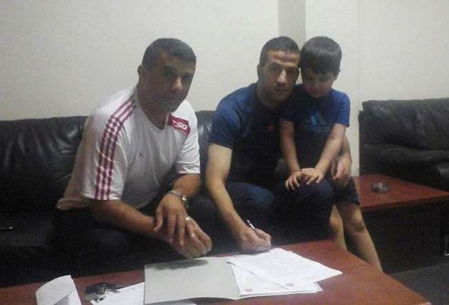 الباعور خلال توقيعه على العقد بحضور عدس