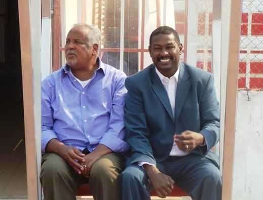 عماد الطيب المحامي الأمين العام لنادي الهلال السوداني (يمين)