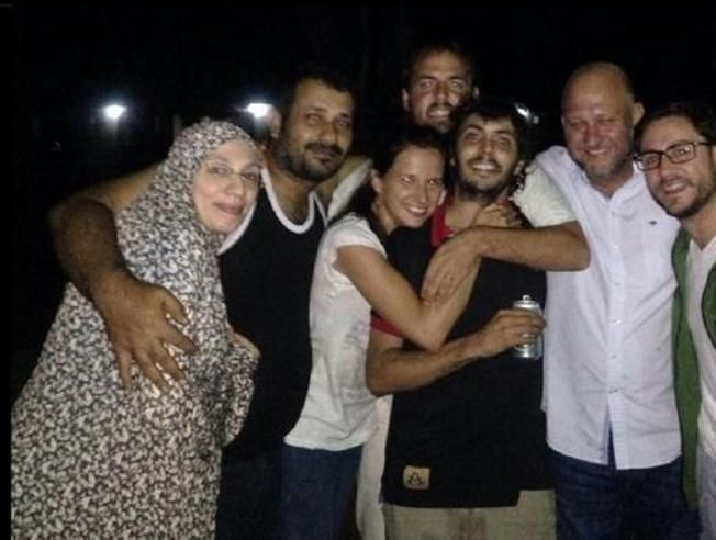 منديز في الوسط والجميع يحتضنه