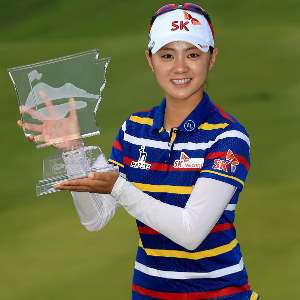 choi-na-yeon-150628-withtrophy-g-300