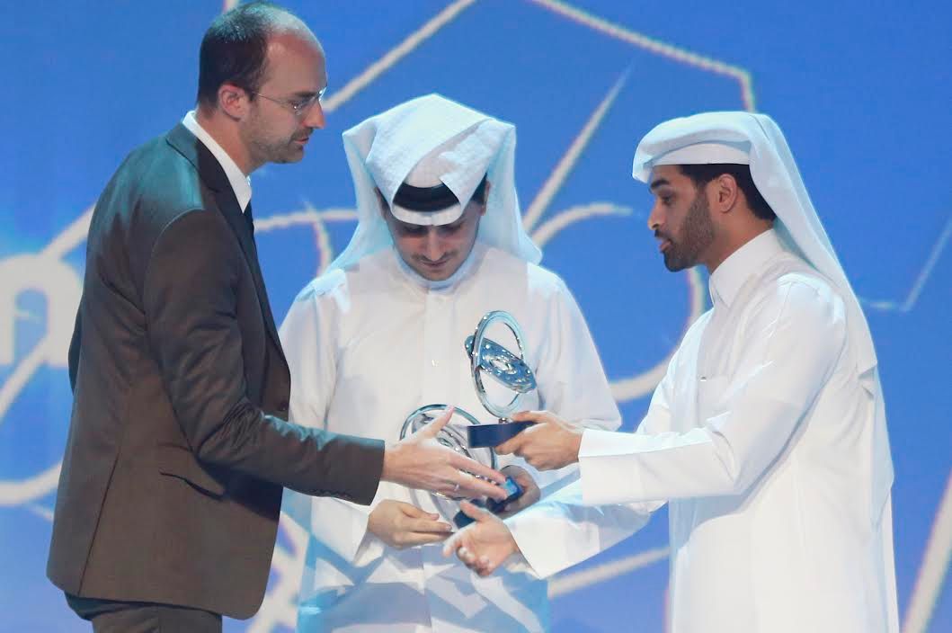 .. ويقلدهم دروع الابداع التكريمية