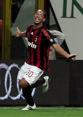 رونالدينهو فرحاً بهدف الفوز لميلان على أنتر