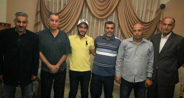 السلمان مع أسرة نادي الحسين بعد التوقيع